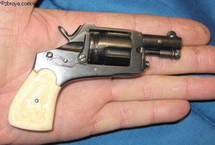 > <p>Время от времени и в наши дни появляются такие уникальные изделия. Во всяком случае в Украине на антикварном рынке я видел умельца с очень хорошими копиями (в одну четверть величины) оружия Второй мировой войны. Знакомиться этот мастер не захотел, видимо, небезосновательно опасаясь какой-нибудь провокации. Это были уменьшенные копии, но изготавливают также и маленькие действующие 