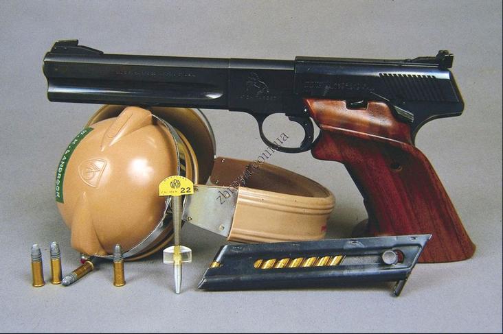 > <p>Следует иметь в виду, что меткость стрельбы во многом зависит от однообразия хватки оружия. Неоднообразная хватка меняет угол вылета, из-за чего увеличивается рассеивание пуль.</p><p> Главное при наводке — ровная мушка, второстепенное — точка прицеливания. Прорезь и мушка должны быть видны четко, а