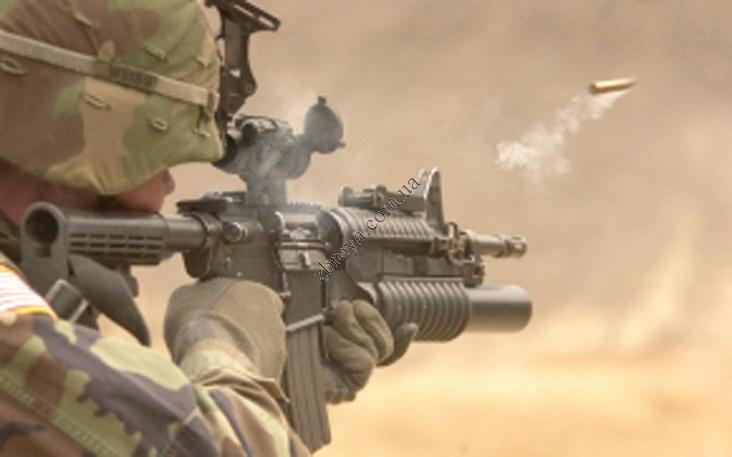 > <p>Направление движения цели устанавливается на глаз и определяется, под каким углом к плоскости стрельбы движется цель: под прямым углом (90 градусов) или меньше прямого (30-60 градусов).</p><p> Скорость движения цели также определяется глазомерным путем. При этом имеется в виду, что скорость пешей цели шагом составляет примерно 1,5 м/сек, а бегом — 3 м/сек; мотоцели — 10-12 км/час (3-3,5 м/сек) и 20 км/час (6 м/сек).</p><p> Указанные данные при помощи зрительной памяти сравниваются со скоростью движения пешей цели (бегом 3 м/сек) и по этому сравнению делается вывод о скорости движения той или иной цели. Навыки в быстром и точном определении скорости цели достигаются в результате длительной специальной тренировки.</p><p> Расчет величины упреждения при стрельбе по движущимся целям можно производить путем умножения скорости движения цели на время полета пули на данное расстояние.</p><p> Пример. Время полета пули на 200 м по таблицам стрельбы равно 0,25 сек. Скорость бегущей цели — 3 м/сек. Упреждение для данных условий будет 3х0,25 = 0,75 м.</p><p> При стрельбе из винтовки с оптическим прицелом применяются следующие способы взятия упреждения: используя угломерное значение прицельных нитей (рис. 1); установкой шкалы бокового барабанчика.</p><p> Предположим, что необходимо вести огонь из винтовки с оптическим прицелом по бегущей фигуре (3 м/сек), движущейся справа налево под углом 90 градусов к плоскости стрельбы на дальности 300 м. Рассмотрим, какой для этих условий должна быть видимость фигуры в прицельных нитях оптического прицела. Для этого произведем расчет упреждения: время полета пули на 300 м составляет по таблице 0,40 сек. Скорость цели — 3 м/сек. Значит, упреждение будет 3х0,40 = 1,20 м, или 120 см...</p>