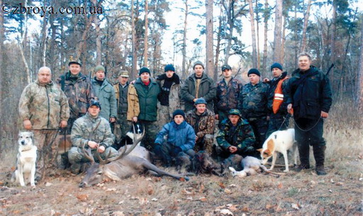 > <p>Утром нас встретили на базе дежурный егерь и охотовед. Мы передали им свои документы для оформления лицензий, а в восемь часов вместе с Виктором Анатолиевичем и егерями были уже в угодьях. С нами и рабочие лайки, а это, можно сказать, процентов на восемьдесят, гарантия успешной охоты. Известно — выследить и отстрелять зверя по чернотропу непросто, но положительный результат этой нашей охоты виден на фото.</p> <img style=