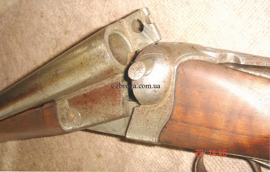 > <p>Верхнее запирание осуществляется болтом Гринера. В хвостовик прицельной планки ствола дополнительно входит стержень запирания, управляемый верхним рычагом.</p><p> Замки системы Энссон-Диллей. К моменту осмотра замков отсутствовали боевые пружины, очевидно, бывшим хозяином они утеряны либо поломаны.</p><p> Спусковой механизм (на отдельном съемном основании) выполнен с высоким качеством и тщательной подгонкой.</p> 