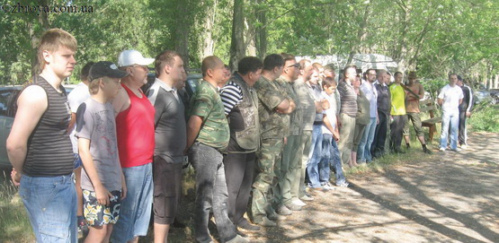 > <p>С приветственным словом к участникам соревнований обратился гл. судья Виктор Андрусенко. Он поздравил всех участников с большим праздником для нас охотников, подчеркнув, что эти соревнования — неплохая подготовка к сезону охоты. А для юных участников это еще и обучение обращению с огнестрельным оружием, охотничьей этике. Именно из таких молодых могут вырасти в будущем и сборники Украины, а то и чемпионы мира. Главное, заинтересовать их, сделать так, чтобы они полюбили этот вид спорта, как любим его мы.</p><p> Затем гл. судья ознакомил участников с правилами соревнований, техникой безопасности и пожелал всем честной борьбы и отличных результатов.</p><p> После жеребьевки всех разделили на 6 команд по 6 человек и соревнования начались.</p> <img style=