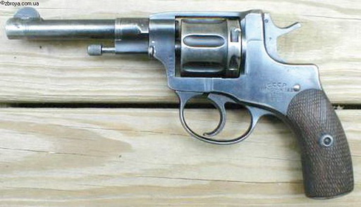 > <p>Кучность боя зависит от правильной подгонки узла запирания, т. е. барабана, казенника, ползуна и собачки, конструктивно соединенных с частями ударно-спускового механизма. Для проверки узла запирания в камеры барабана вставляют учебные патроны и взводят курок. Затем, удерживая револьвер в правой руке, левой подают барабан вперед — назад, влево — вправо. Качка барабана у неподогнанного револьвера может быть продольная и круговая. В револьверах после длительной эксплуатации возникает качка задней части барабана. При взведенном курке (барабан снаряжен учебными патронами) допускается только продольная качка барабана, но и она не должна превышать 0,2-0,3 мм. Величину продольного смещения барабана проверяют специальным щупом, пропуская его между шляпкой патрона и опорной плоскостью казенника. Зазор этот необходим на случай, если во время стрельбы будут попадаться патроны с более утолщенными шляпками гильз (рис. 1).</p> 