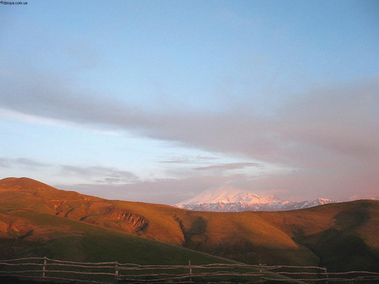 > <p>Однажды мой отец, старый и опытный охотник, сообщив мне, что в его распоряжении есть три-четыре свободных дня, предложил съездить за турами. Я раньше на этой охоте не бывал и с радостью согласился провести несколько дней высоко в горах, где, помимо туров, можно было увидеть, а если улыбнется капризное охотничье счастье, то даже и добыть кавказского тетерева или горную индейку — улара.</p> 