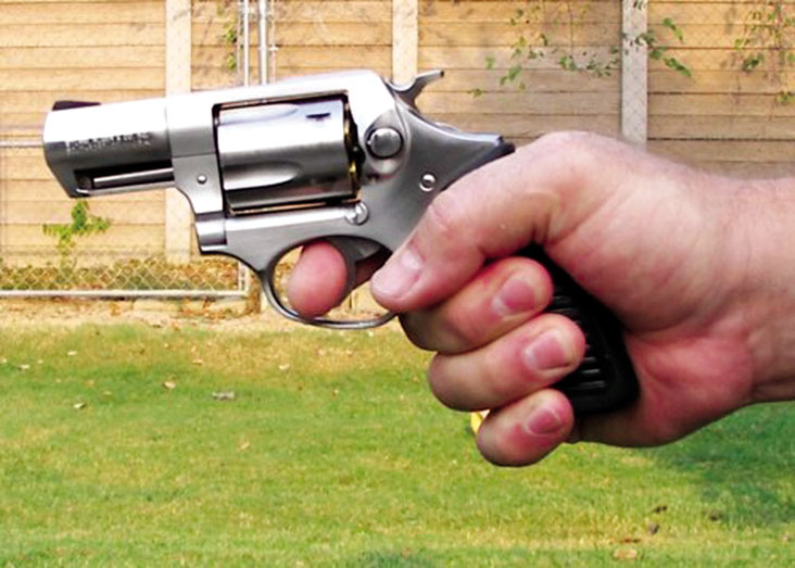 > <p>Требования к изготовке: она должна быть жесткой, обеспечивать длительную неподвижность руки с оружием.</p><p><strong>Хватка.</strong></p><p> Рукоятка оружия вставляется в выем между основанием большого и указательного пальцев и плотно охватывается средним, безымянным пальцами и мизинцем. Рукоятка должна как можно глубже находиться в кисти, но так, чтобы не мешать взведению и срыву курка.</p><p> Большой палец вытягивается вдоль ствола. Он может быть полностью распрямлен, но если он упирается в барабан, то его следует согнуть в суставе. Во время производства выстрела большой палец несколько напряжен. Важно сохранить неизменным положение пальца и степень его напряженности на протяжении всей стрельбы.</p><p> Указательный палец ногтевой фалангой у сгиба накладывается на спусковой крючок. Усилие, которое этот палец развивает, выжимая спуск, должно быть строго направлено вдоль оси канала ствола. Необходимо, чтобы первая и вторая фаланги указательного пальца не соприкасались с боковой поверхностью оружия.</p>