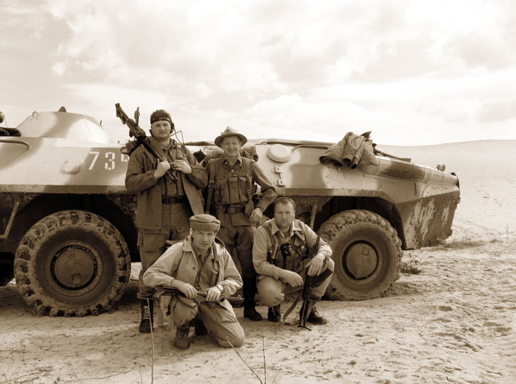 >Реконструкция — офицеры спецназа ГРУ Генштаба СССР <p>15 февраля 1989 года из Афганистана полностью были выведены советские войска. Выводом войск сороковой армии руководил генерал-лейтенант Громов, последний командующий Ограниченным воинским контингентом советских войск в Афганистане. Он последним перешел пограничную реку Амударья, после чего заявил: