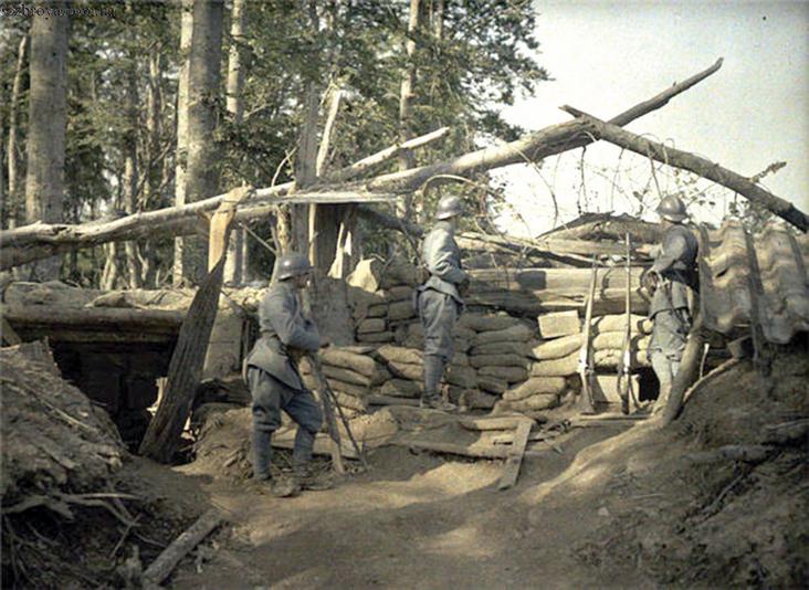 > <p>Однако, в этих условиях меткие стрелки с обеих сторон в полной мере смогли проявить себя. Более подготовленными к снайперской войне оказались немцы. Что было не удивительно — кайзеровские генералы, готовясь к широкомасштабным военным действиям в Европе, большое внимание уделило подготовке высококлассных снайперов. Задолго до объявления войны в германской армии создавались группы унтер-офицеров, которые тренировались в искусстве быстрой и точной стрельбы, учились маскироваться и вести скрытное наблюдение. Уже в начале боевых действий на обоих фронтах немцы имели по разным оценкам до 10000 подготовленных снайперов. А когда на этапе позиционного противостояния их эффективность стала очевидной, германское командование за короткое время практически вдвое увеличило их численность! Имея такой количественный перевес, немцы установили настоящий снайперский террор на всем протяжении передовой от Ла-Манша до Швейцарии и от Померании до Галиции. Армии Антанты оказались неподготовленными к такому развитию событий и, даже не ведя активных боевых действий, несли значительные потери в живой силе. Постоянная угроза получить пулю немецкого снайпера заставляла солдат и офицеров в окопах принимать дополнительные меры предосторожности и деморализовывала их. Чтобы противостоять немецким снайперам англичане стали спешно готовить своих стрелков. В течение 1915-1916 гг в британской армии на базе пехотных бригад и дивизий были открыты специальные школы SOS (Sniping, Observation and Scouting — целевая стрельба, наблюдение и разведка). Изначально задачей таких школ была подготовка профессиональных снайперов, которые также могли выполнять функции инструкторов огневой подготовки в линейных частях. Однако со временем в тренировочную программу были включены основы маскировки, некоторые военно-инженерные дисциплины, топография, прикладная баллистика и усиленная физподготовка. Курсанты для школ SOS набирались из наиболее надежных, смекалистых, достаточно образованных солдат с хорошими физическими данными. Особенно охотно принимали егерей и профессиональных охотников из Канады, Южной Африки и Австралии, уже имевших ряд практических навыков, необходимых армейскому снайперу.</p><p></p> 