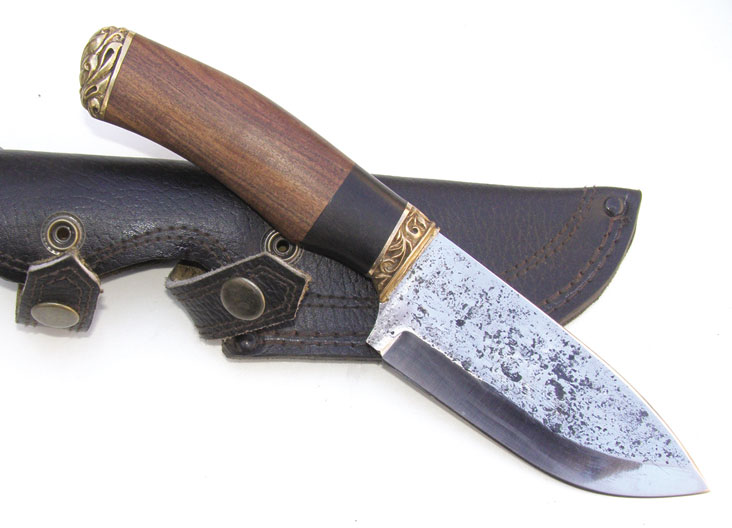 > <p><strong>3. Какие материалы и технологические приемы Вы используете при изготовлении клинков? Каким материалам отдаете предпочтение? Чем определяется Ваш выбор материалов при изготовлении ножей?</strong>Как основной материал для клинков мы используем порошковую и булатную сталь. Когда мы варим металл, стараемся исключить всякие добавки, чтобы осталось чистое железо и углерод. Это придает стали гибкость и твердость. На микроуровне эти качества не дают выкрашиваться и дают хорошую эластичность металлу. Можно, конечно, добавить молибден и ванадий, эти добавки не дают стали ржаветь и увеличивают ее твердость, но при этом клинок теряет гибкость. Наши ножи отличаются по качеству реза, мы делаем более тонкий спуск для заточки. У наших ножей толщина заточной кромки не более одного мм и поэтому он идеально режет, в отличие от ножей с 