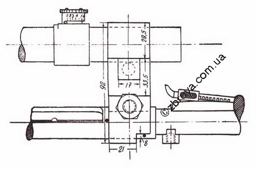 > <p>Для такой подготовки спортсменов-снайперов на малокалиберные винтовки оптические прицелы монтируют на стандартных кронштейнах или на кронштейнах, сделанных собственными силами. Хорошие качества показал, например, изображенный кронштейн, см. рис. Есть и другие конструкции кронштейнов.</p><p> Отлаживать малокалиберную винтовку с оптическим прицелом следует так, чтобы натяжение спусковой пружины было не менее 2 кг. Затем малокалиберную винтовку с установленным оптическим прицелом приводят к нормальному бою.</p><p> Для этого на мишени заклеивают белым кружком